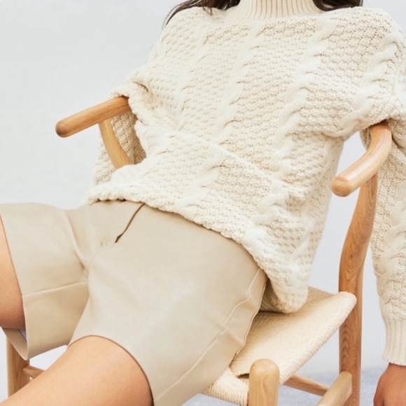 Aritzia Wilfred Melina 5” Faux Leather Shorts 0 - Picture 3 of 8